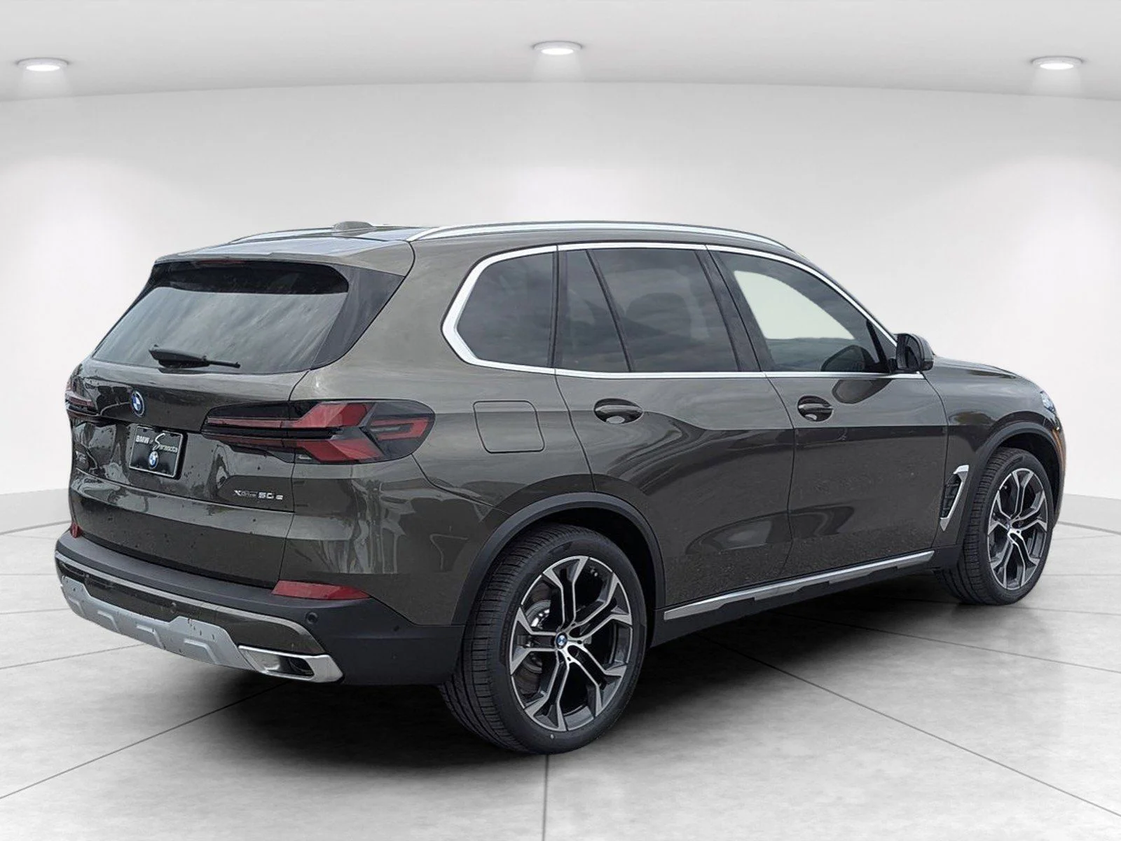 New 2026 Manhattan Green Metallic BMW xDrive50e image 7