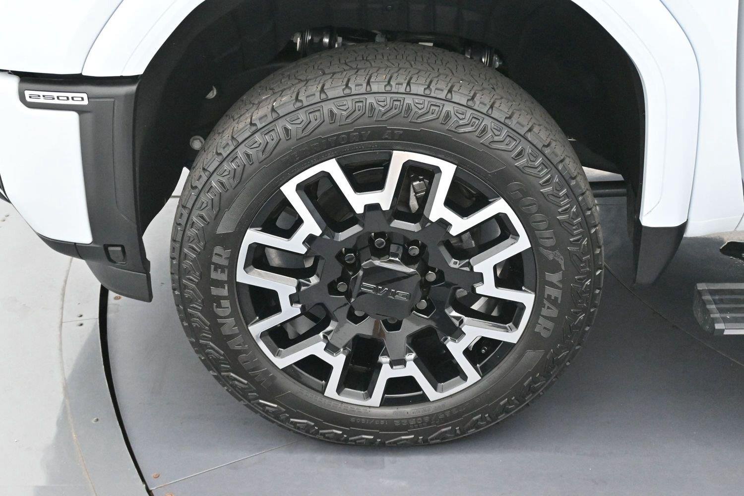 Used 2026 Glacier White Tricoat GMC Denali Ultimate image 37