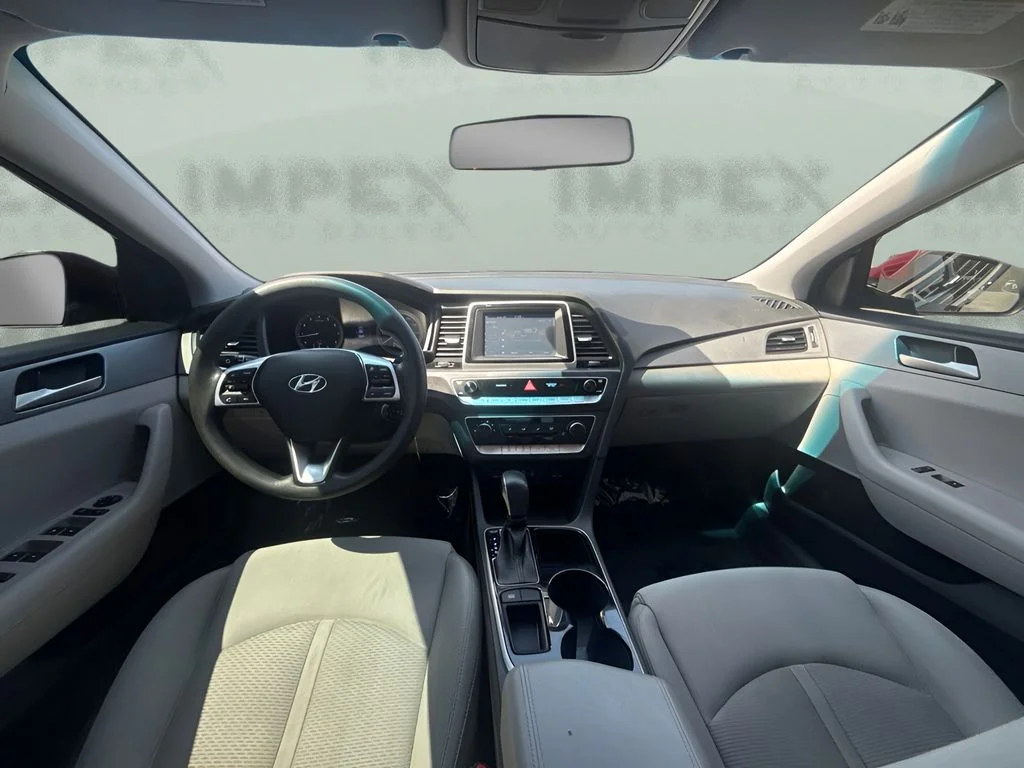 Used 2019 Red Hyundai SE image 11