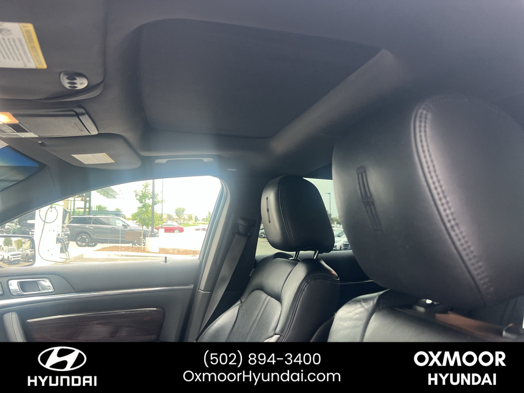 Used 2011 White Platinum Metallic Tri-Coat Lincoln Base image 5