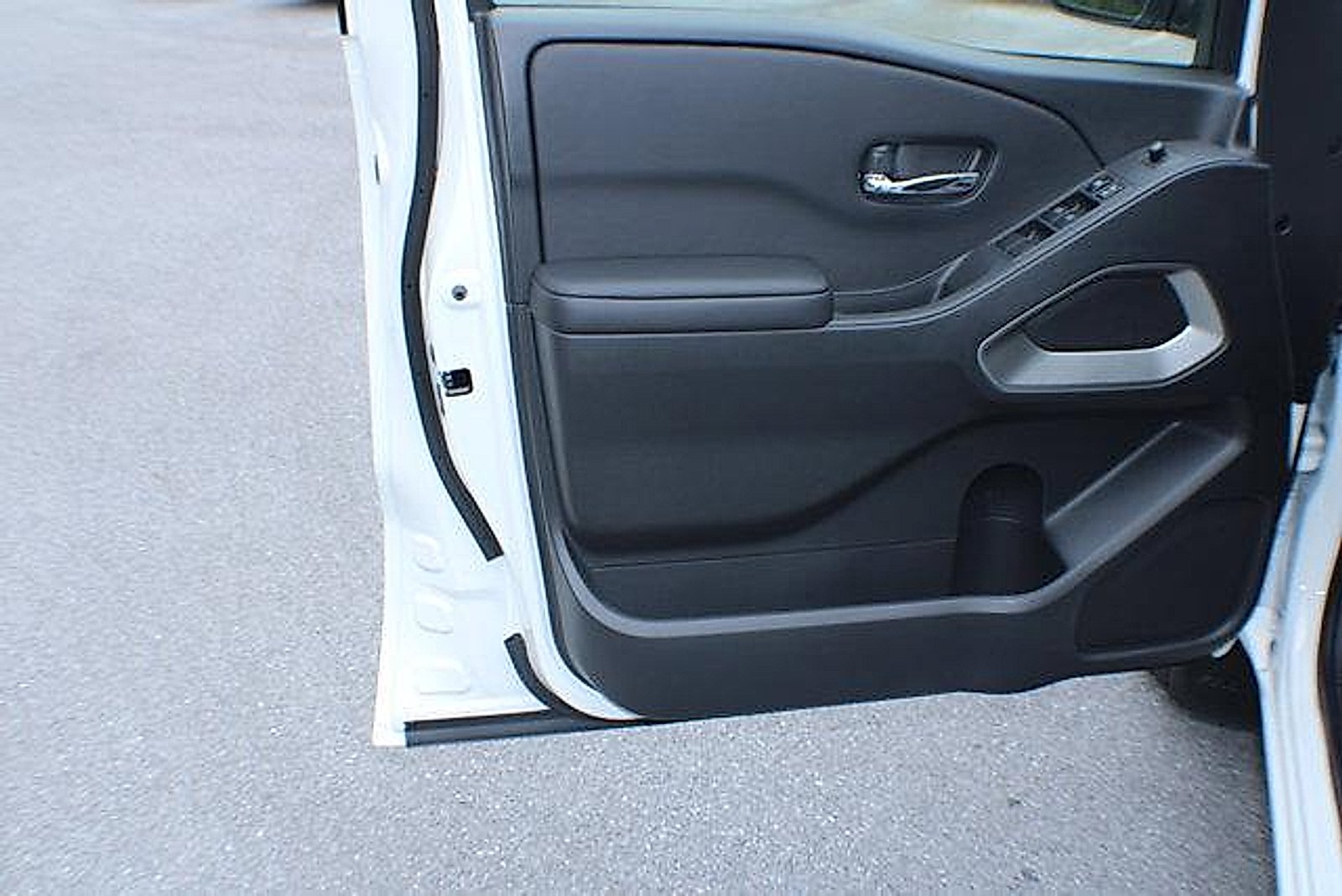New 2026 Glacier White Nissan SV image 6