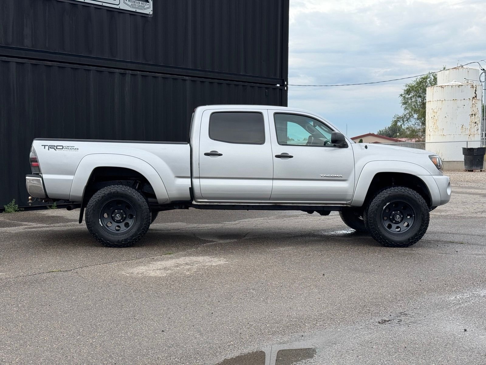 View vehicle photo 5