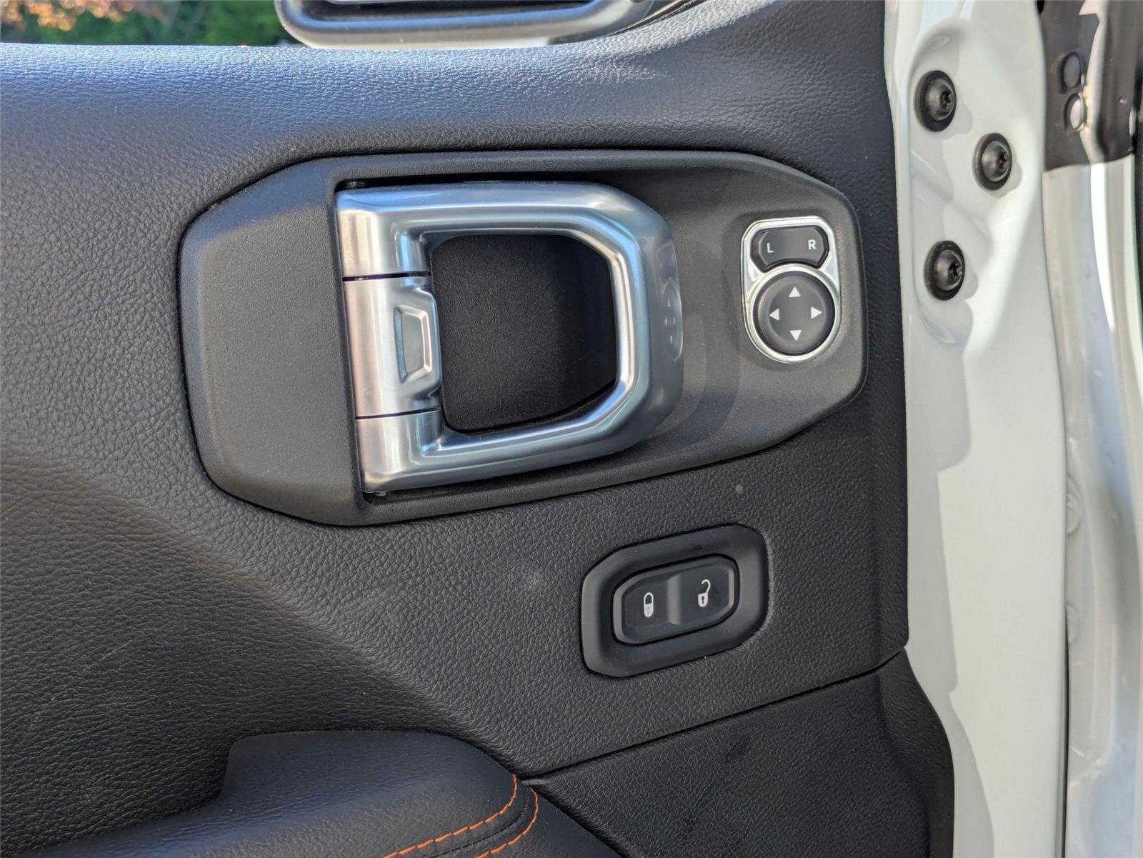 Used 2021 Bright White Clearcoat Jeep Mojave image 12