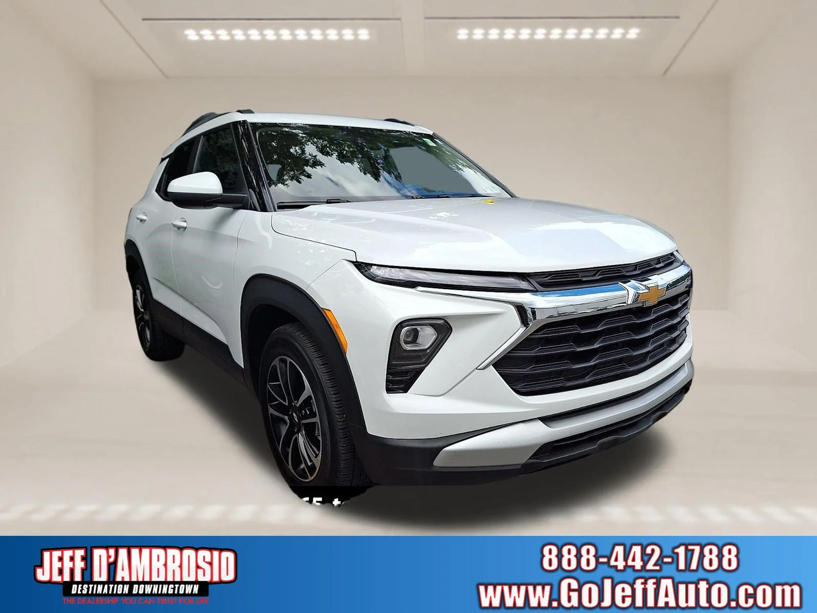 Used 2025 Summit White Chevrolet LT image 1