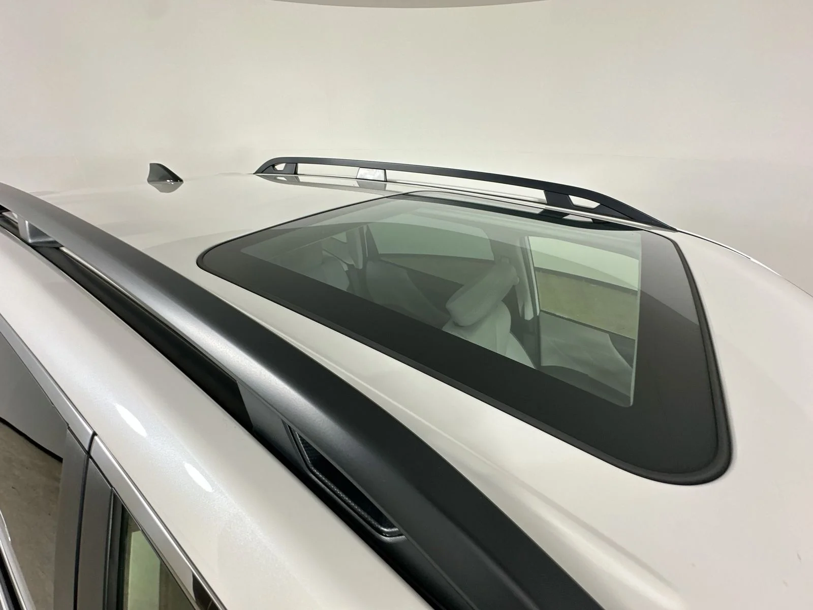 Used 2024 White Subaru  image 11