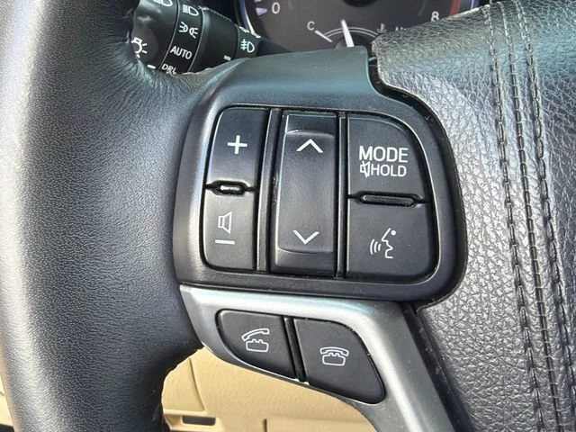 Used 2015 White Toyota XLE V6 image 25