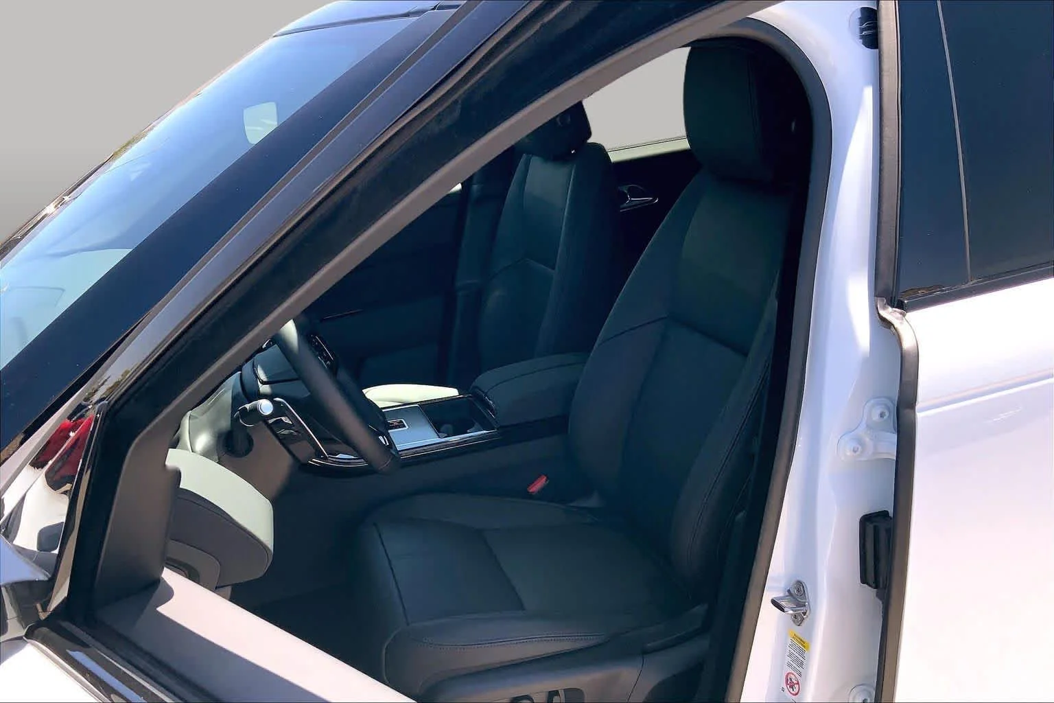 New 2026 Fuji White Land Rover Dynamic SE image 9