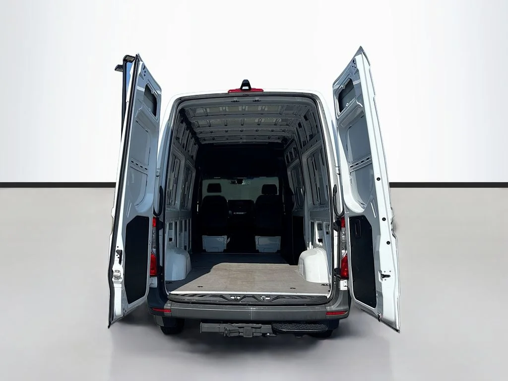Used 2024  Mercedes-Benz Cargo 144 WB image 9