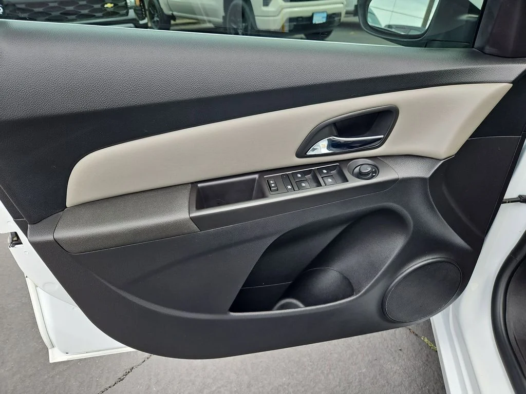Used 2015 Summit White Chevrolet 1LT image 10