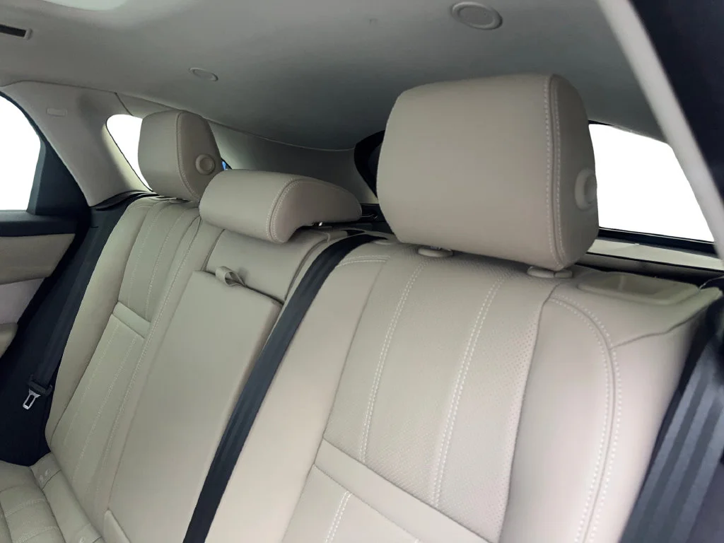 Used 2023 White Land Rover R-Dynamic S image 39