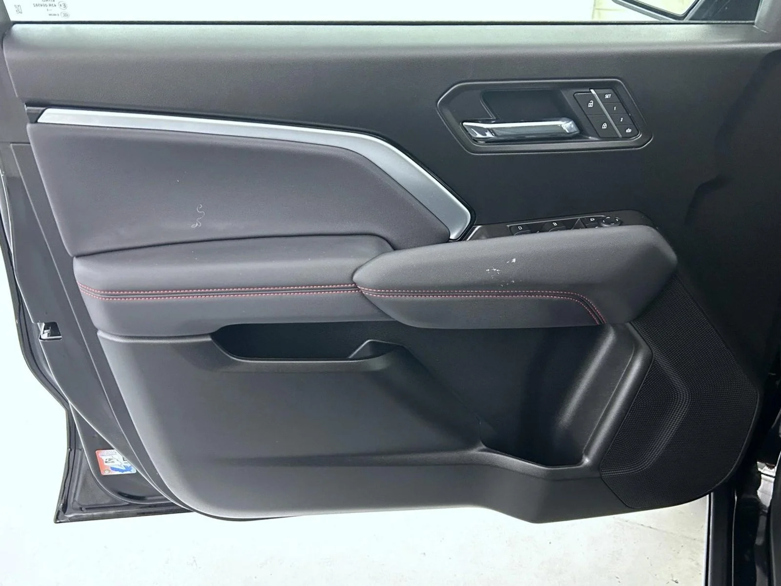 Used 2025 Black Chevrolet Z71 image 9