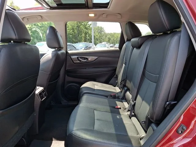 Used 2016 Red Nissan SL image 11