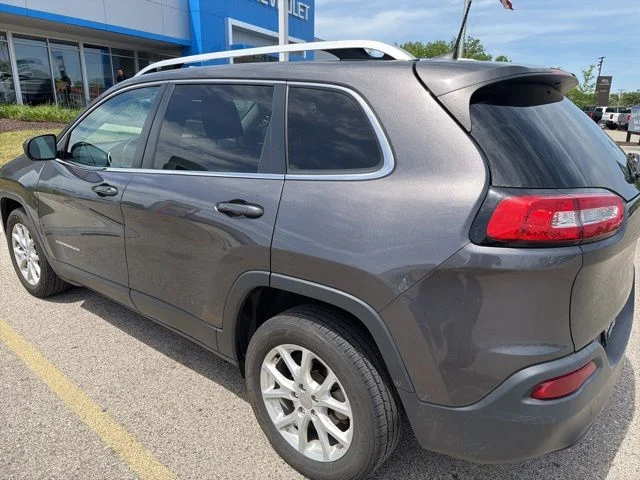 Used 2018 Gray Jeep Latitude Plus image 2