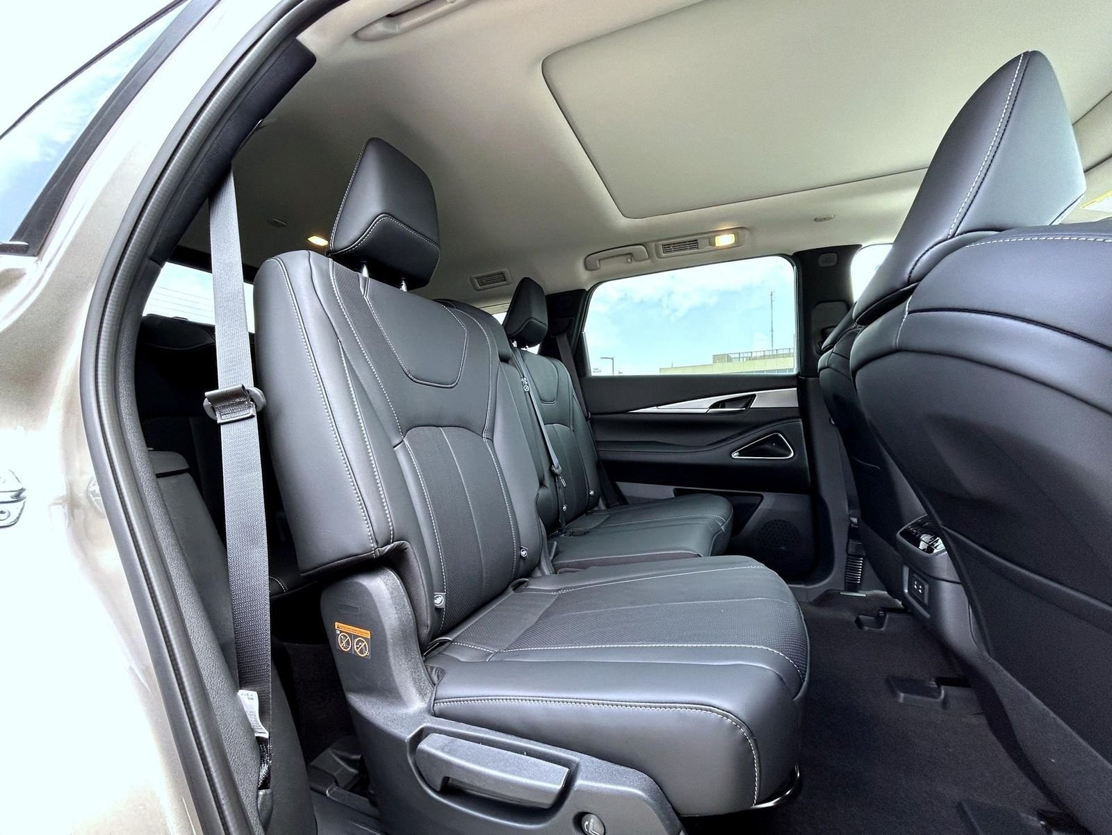 New 2027 WARM TITANIUM INFINITI Luxe AWD image 18