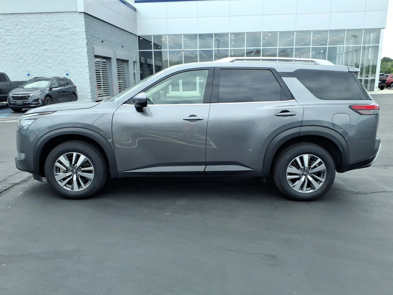 Used 2025 Gun Metallic Nissan SL image 4
