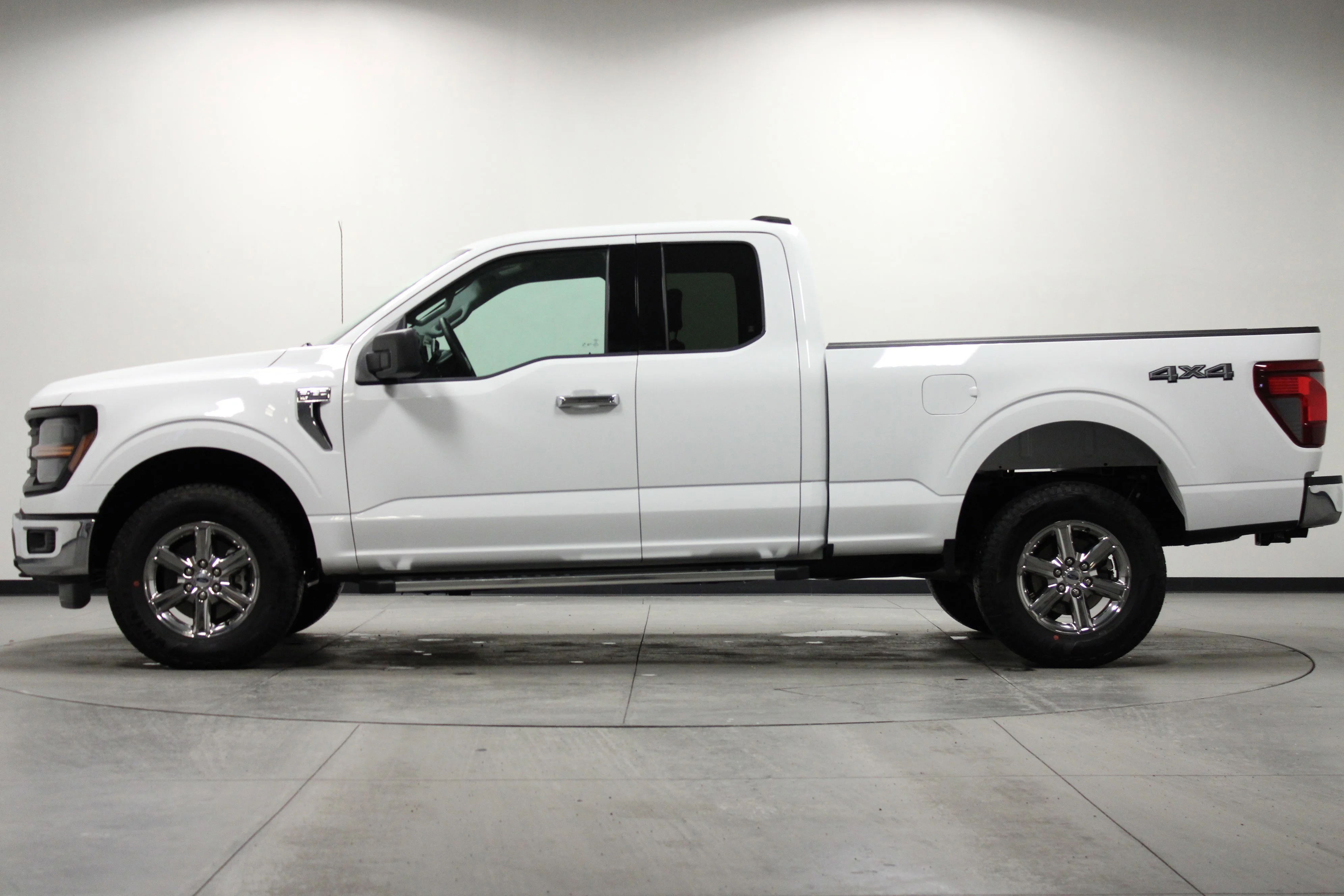 Used 2025 Oxford White Ford XLT image 7