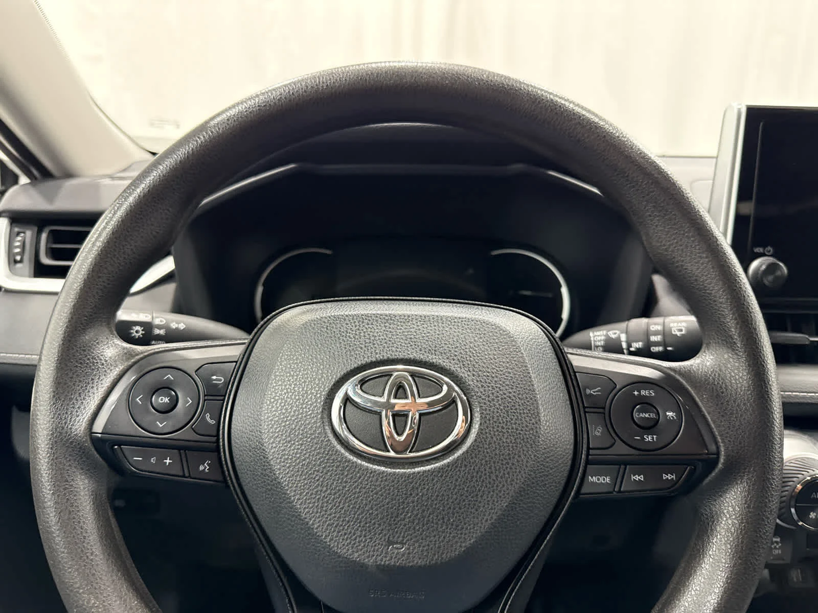 Used 2023 Whi/white Toyota XLE image 16