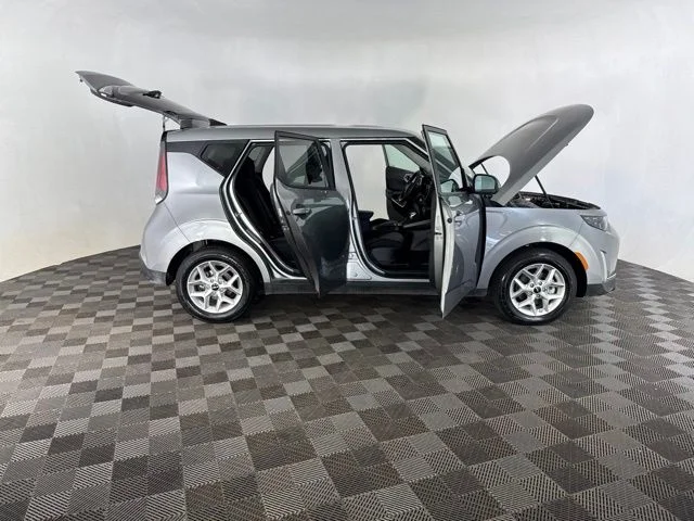 Used 2025  Kia LX image 15
