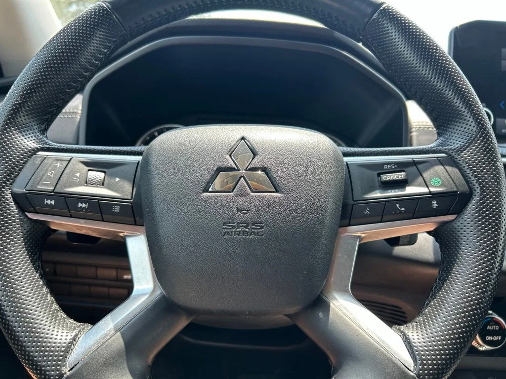 Used 2024 Silver Mitsubishi SE image 23