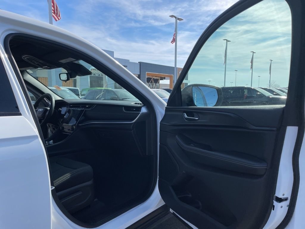 Used 2024 White Jeep Laredo X image 33