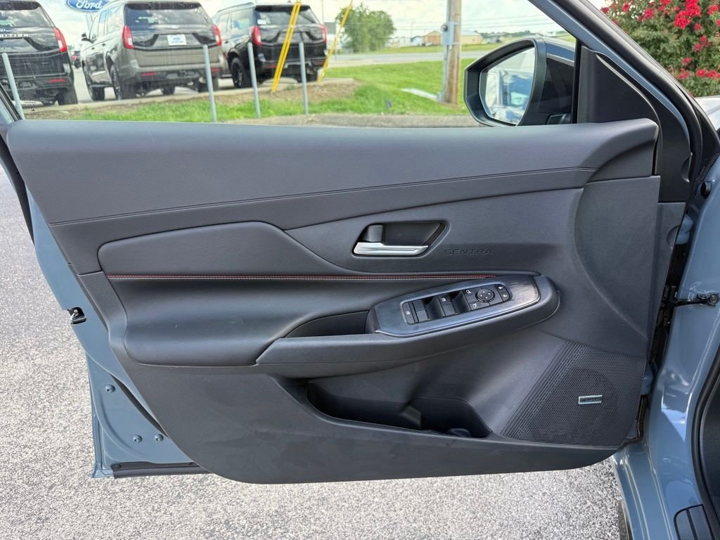 New 2026 Atlantic Gray Metallic / Super Black Two-tone Nissan SR image 8