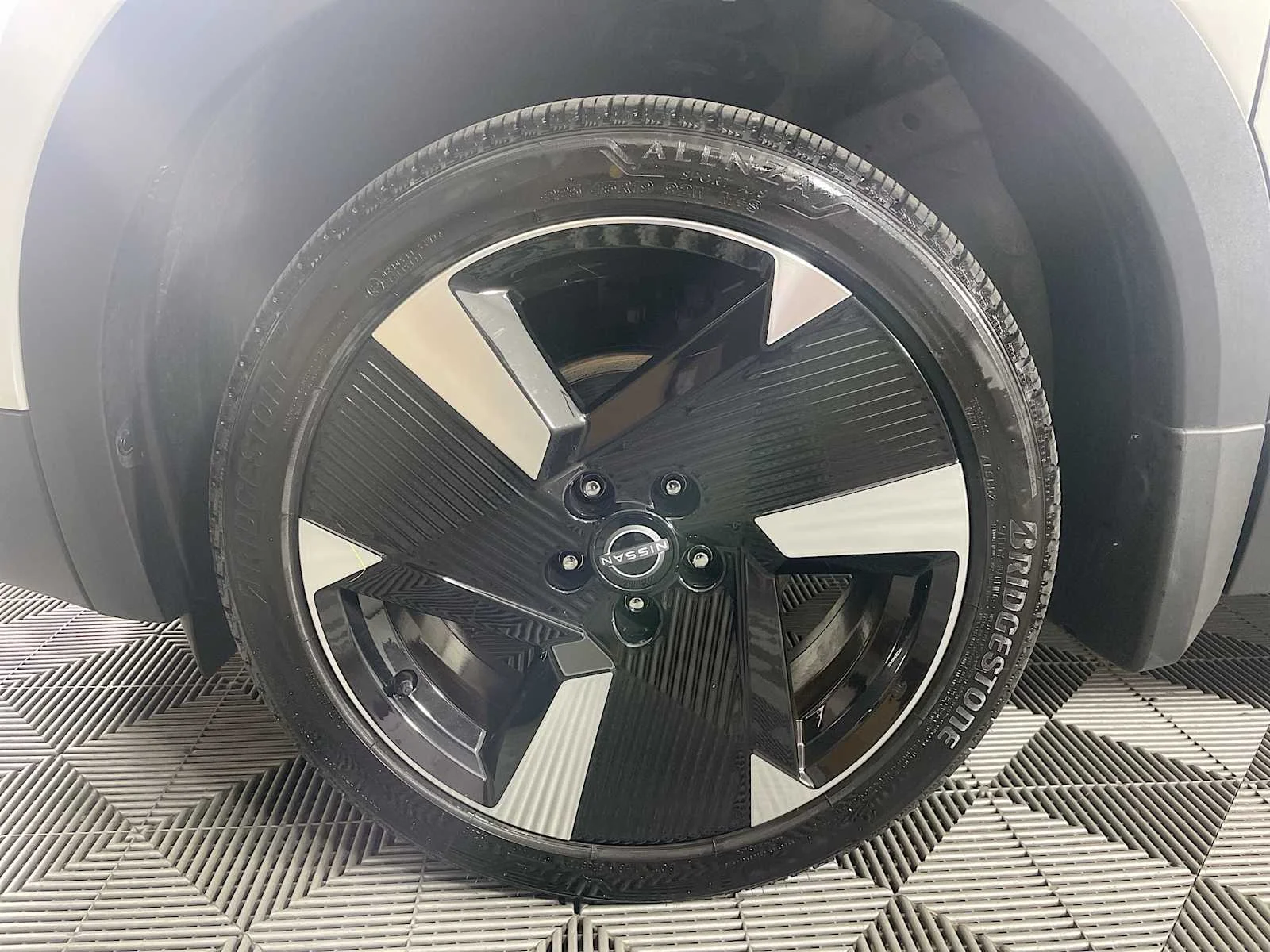 Certified Used 2025 Aspen White Tricoat Nissan SR image 26