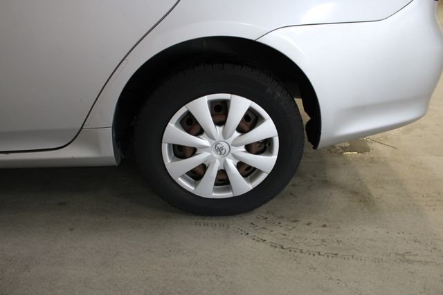 Used 2009 Silver Toyota LE image 28