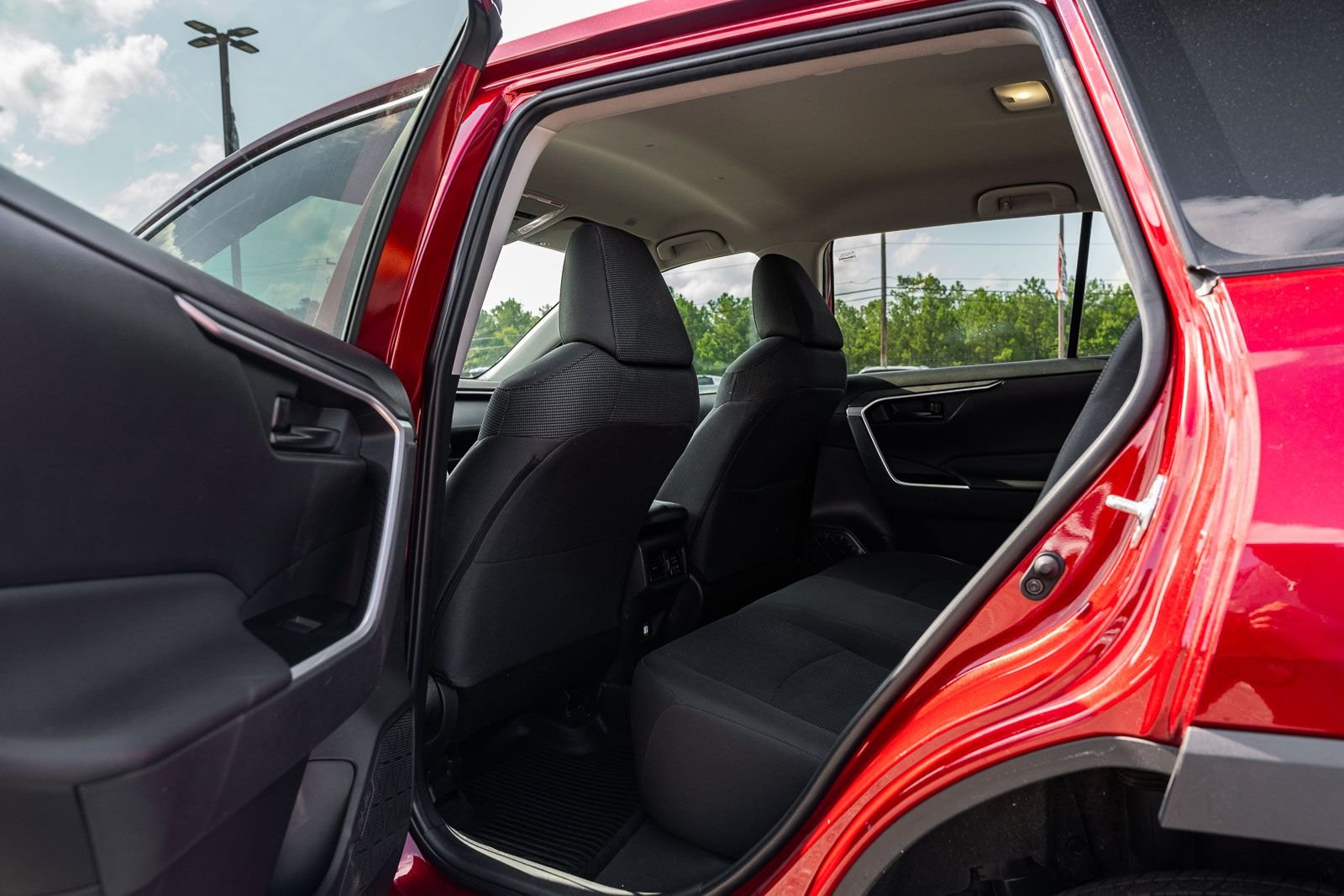2023 Toyota RAV4 LE - Photo 16