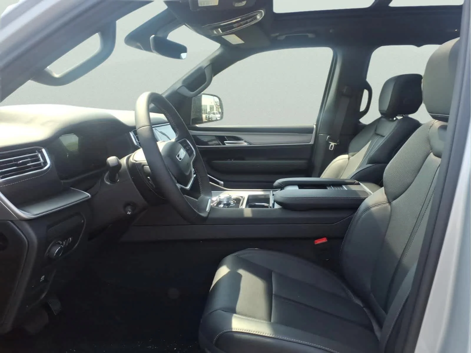 New 2026 Silver-Zynith Exterior Paint Jeep Limited Reserve image 12