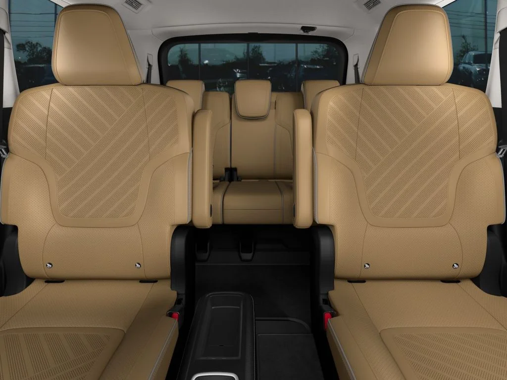 New 2026 RADIANT WHITE INFINITI LUXE image 8