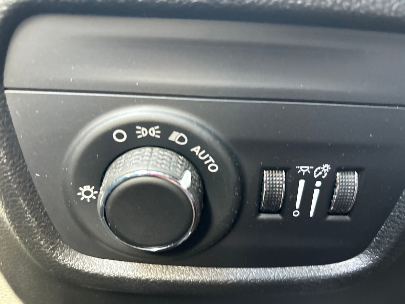 Used 2023 Red Jeep Laredo image 25