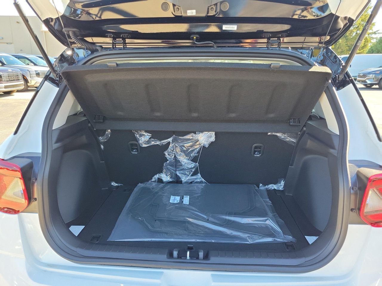 New 2026 Lunar White w/Black Roof Hyundai SEL w/Two-Tone Roof image 8