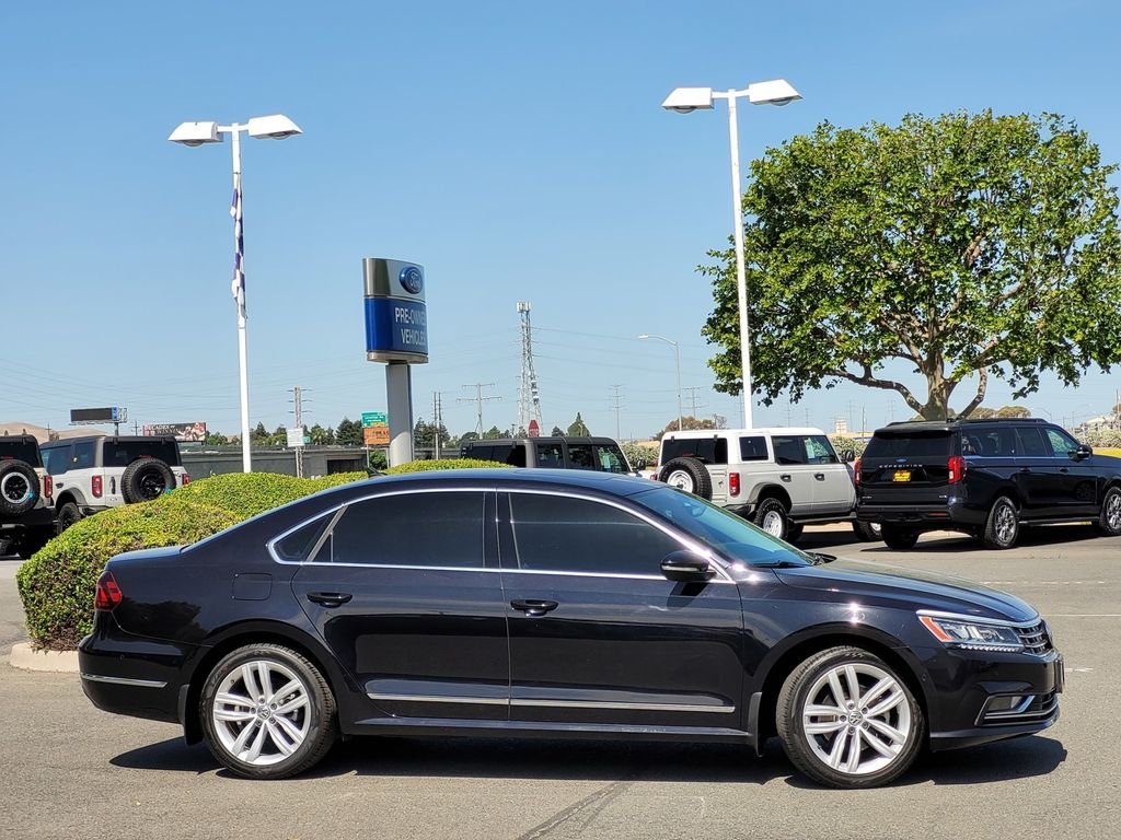 Used 2018 Black Volkswagen 2.0T SEL Premium image 3