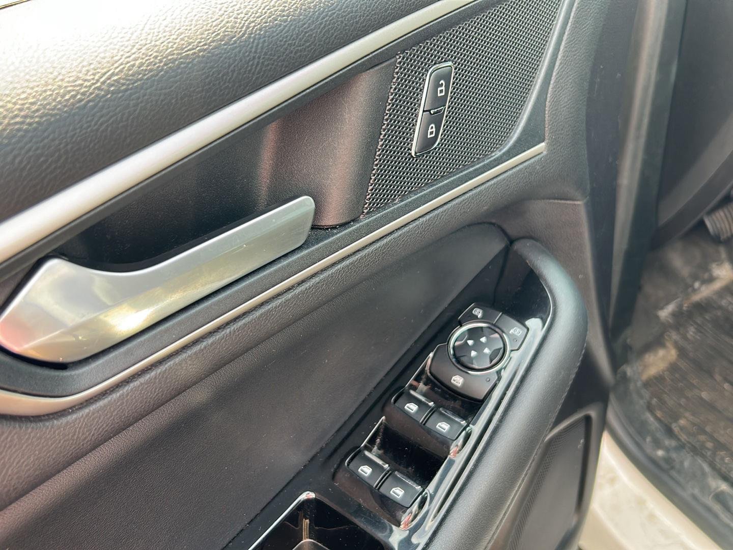 Used 2019 White Platinum Metallic Tri-Coat Ford SEL image 9