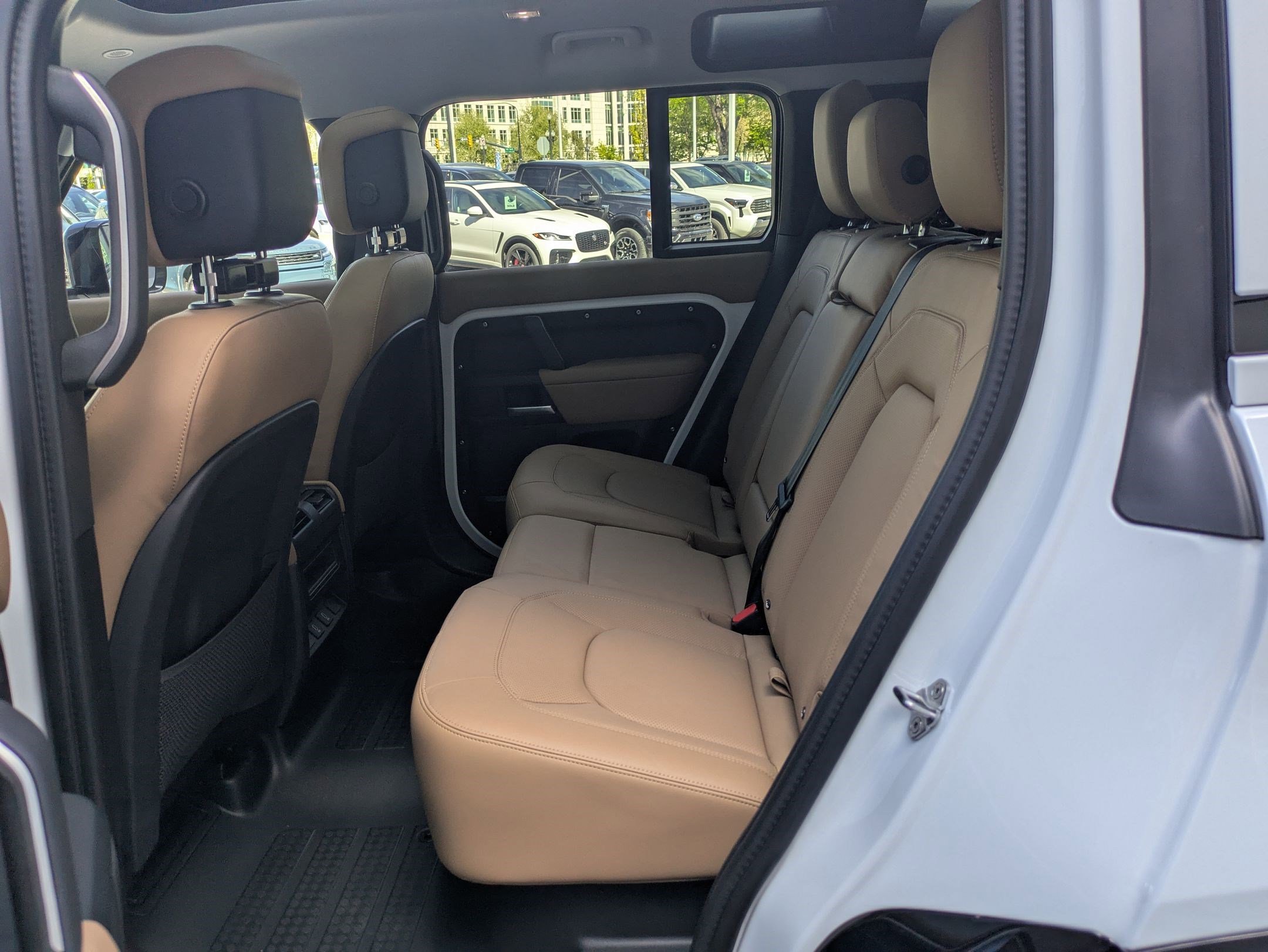 New 2026 Fuji White Land Rover P400 X-Dynamic SE image 29