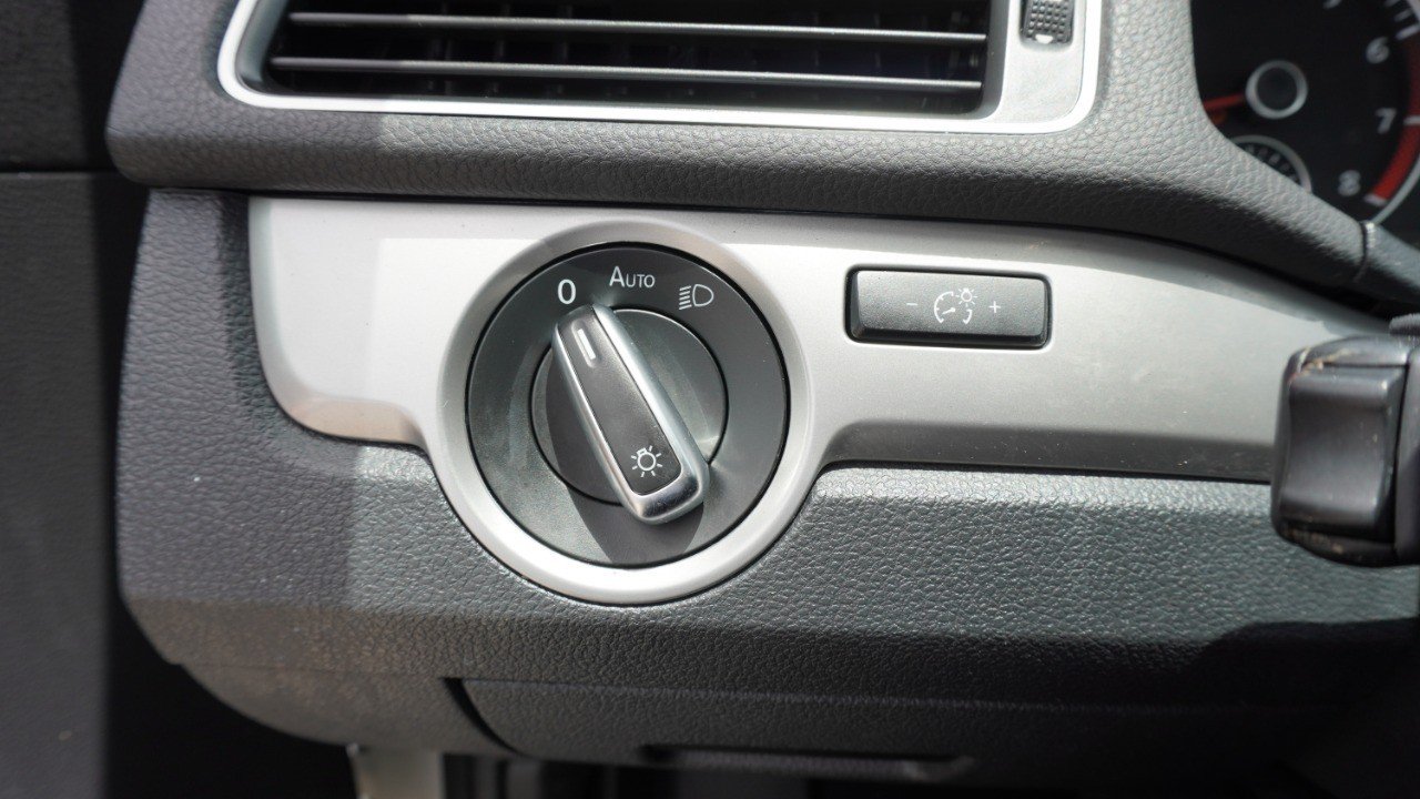 Used 2014 White Volkswagen S image 20