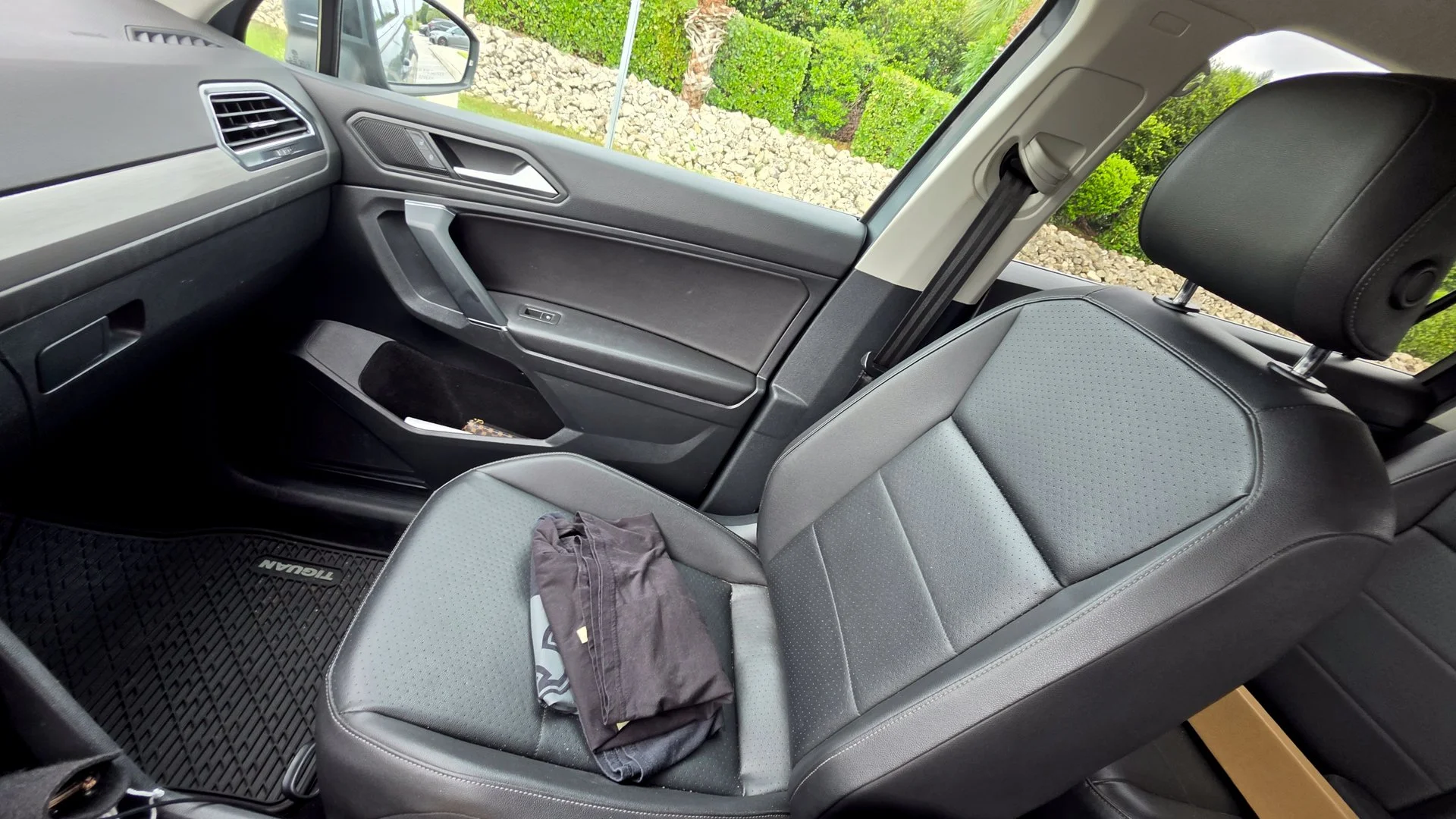Used 2020 Platinum Gray Metallic Volkswagen 2.0T SE image 22