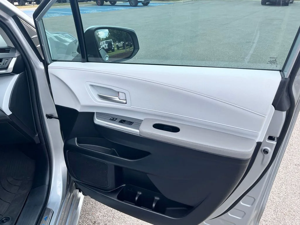 Used 2025 Silver Toyota XLE image 9
