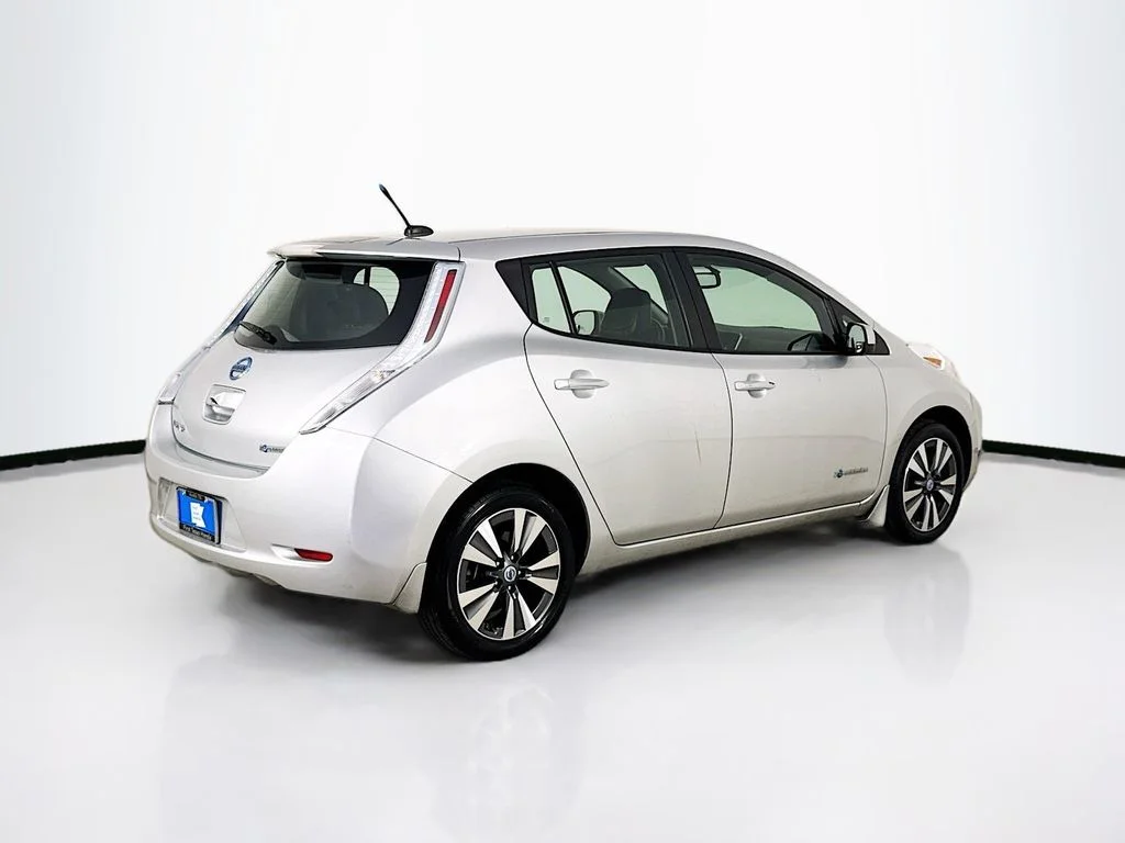 Used 2014 Brilliant Silver Nissan SL image 8