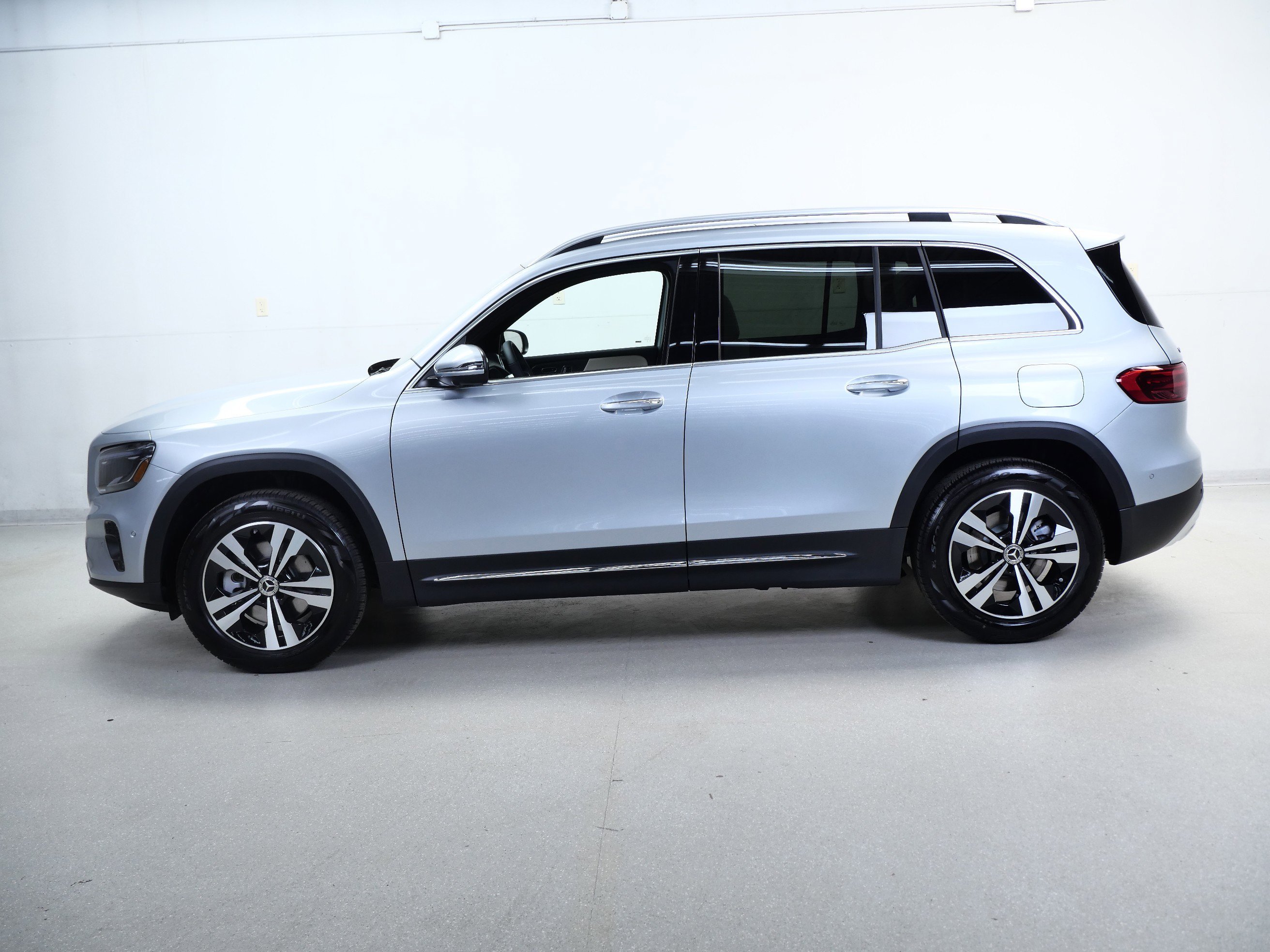 New 2026 Cirrus Silver Metallic Mercedes-Benz GLB 250 image 5