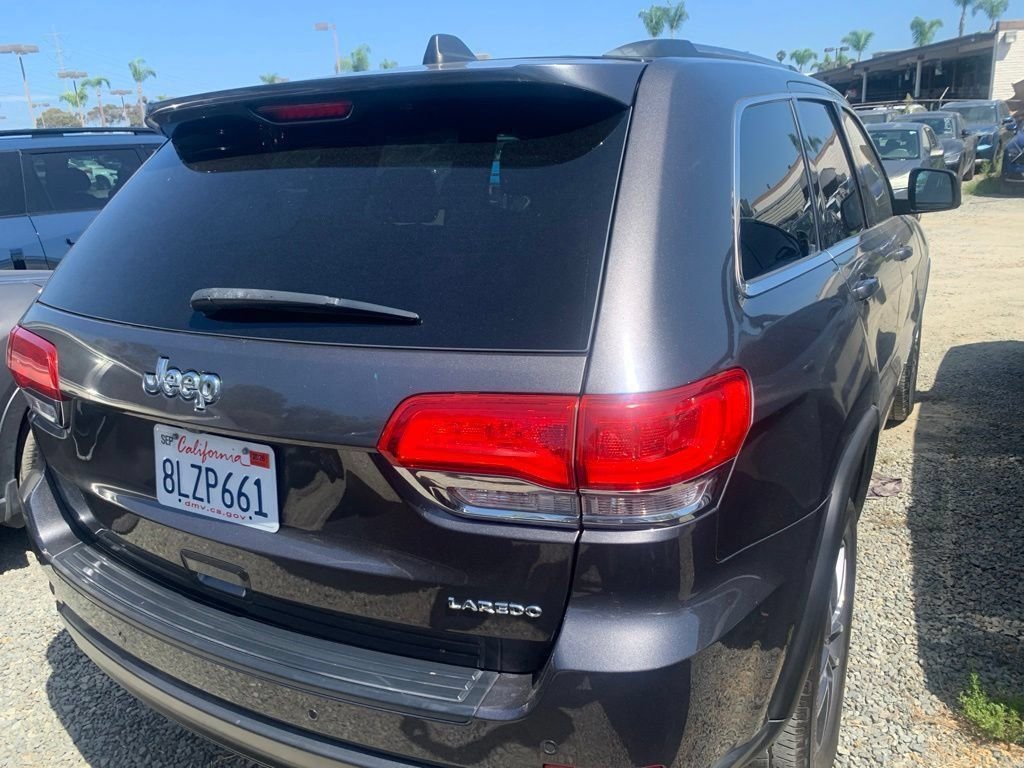 Used 2019 Granite Crystal Metallic Clearcoat Jeep Laredo E image 6