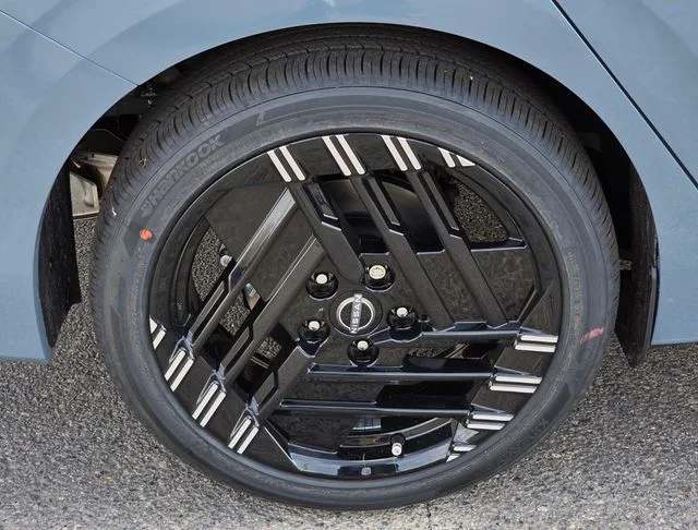 New 2026 Atlantic Gray Metallic / Super Black Two-tone Nissan SR image 8