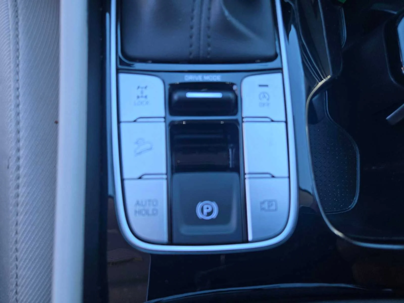Used 2025  Hyundai SEL image 19