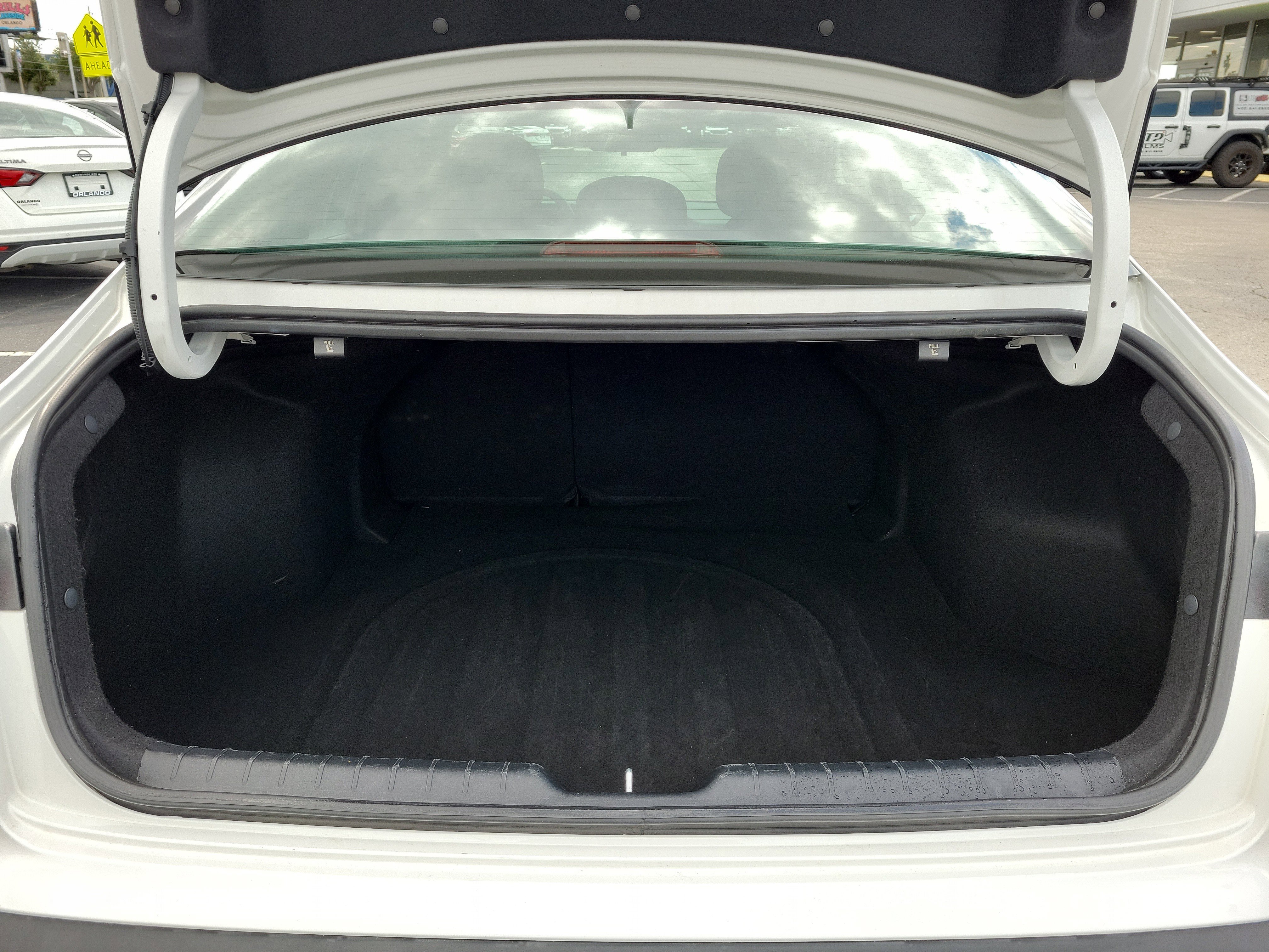Used 2025 Snow White Pearl Kia LXS image 9