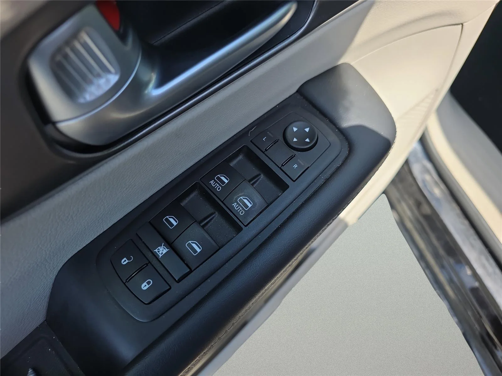 Used 2024 Black Chrysler Hybrid Select image 21