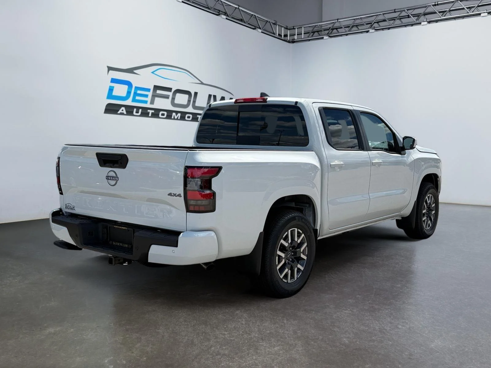 New 2026 GLACIER WHITE NISSAN CREW CAB 4X4 SV image 3