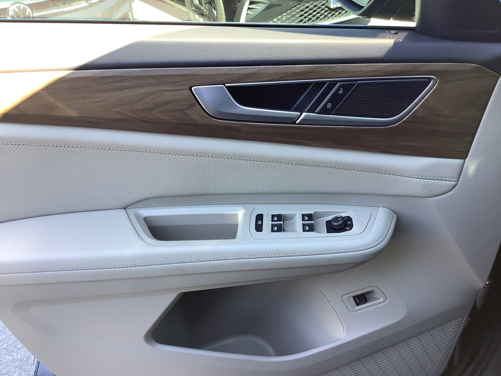 2025 Volkswagen Atlas SE w/Tech - Photo 28