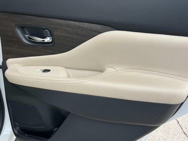 Used 2023  Nissan Platinum image 21