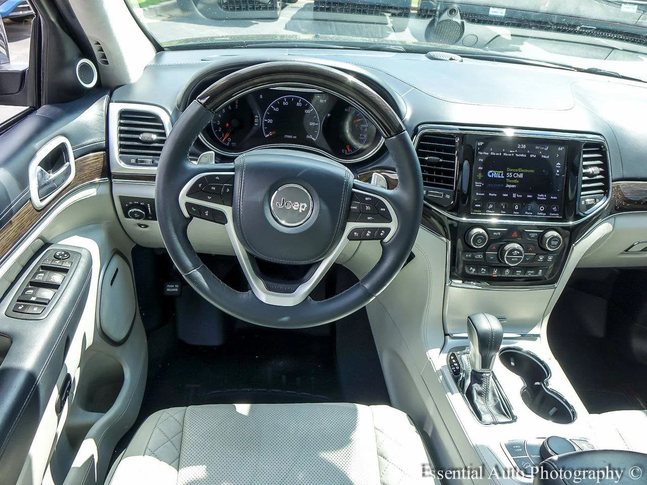 Used 2020 Diamond Black Crystal Pearlcoat Jeep Summit image 11