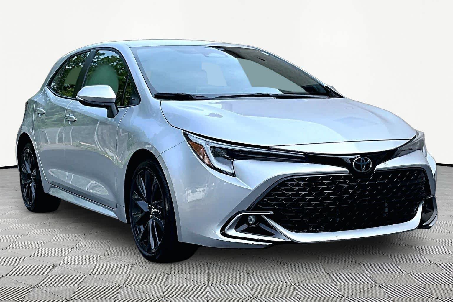 Used 2023 Classic Silver Metallic Toyota XSE image 3
